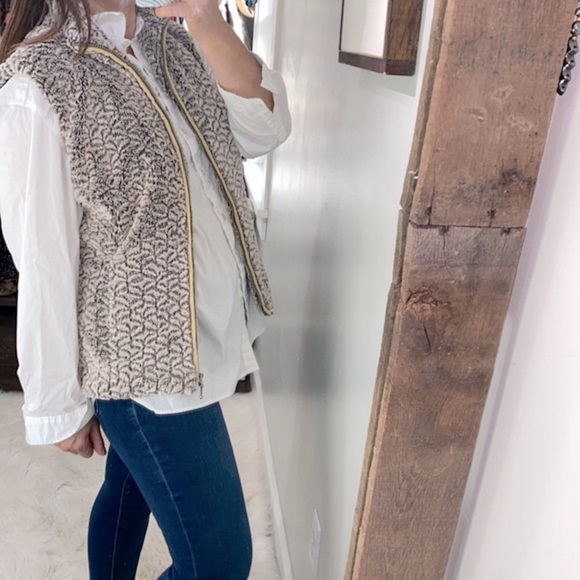 Faux fur zippered vest size medium - Picture 3 of 9